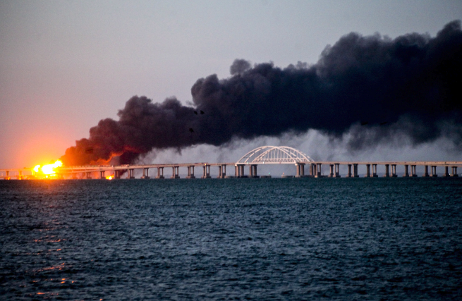 Ukrainian Forces Devastate Key Russian Bridge with Advanced Missile Strikes, Disrupting Logistics in Kursk